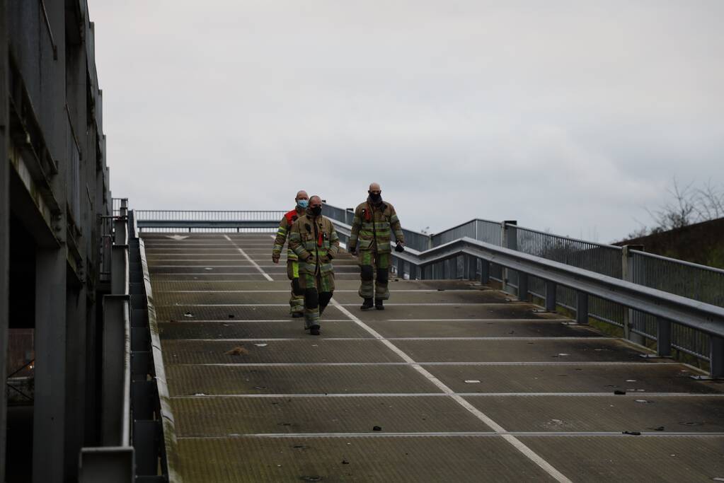 Kerstbomen in brand gestoken in parkeergarage