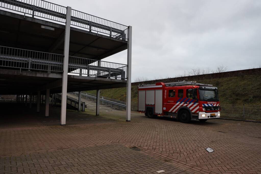 Kerstbomen in brand gestoken in parkeergarage