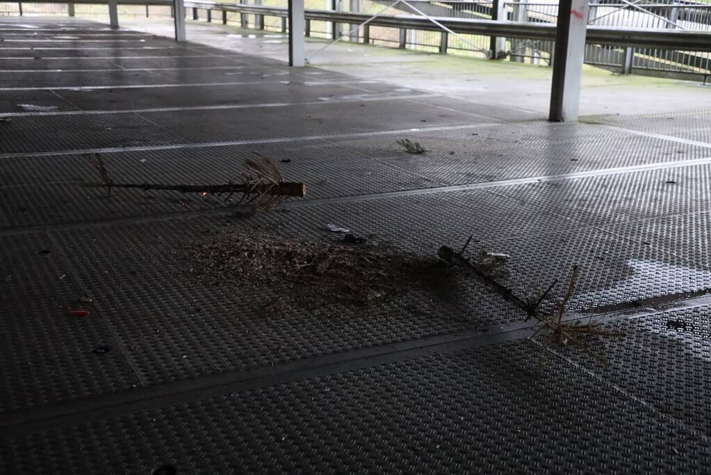 Kerstbomen in brand gestoken in parkeergarage