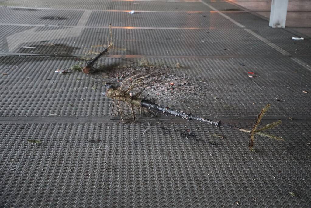 Kerstbomen in brand gestoken in parkeergarage