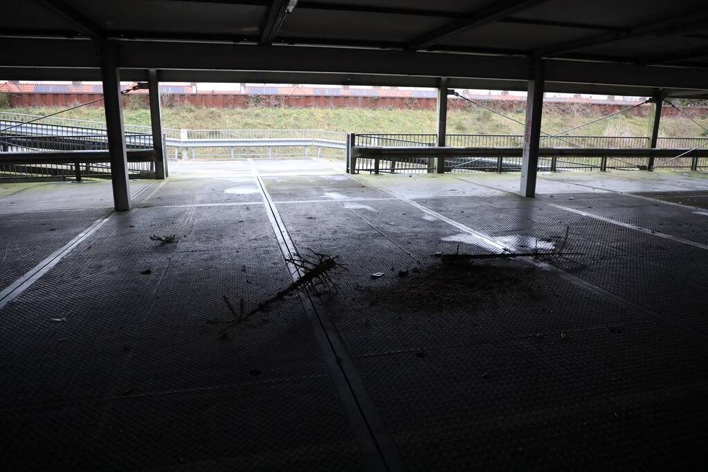 Kerstbomen in brand gestoken in parkeergarage