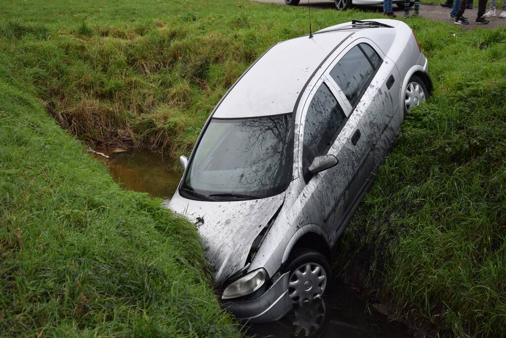 Automobilist belandt in sloot