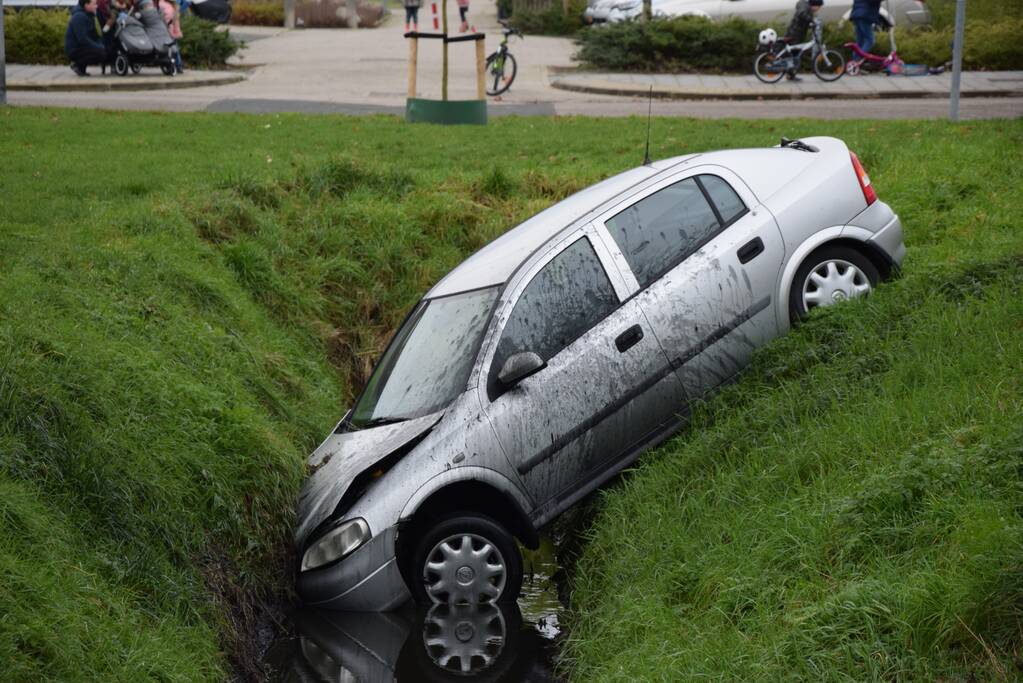 Automobilist belandt in sloot