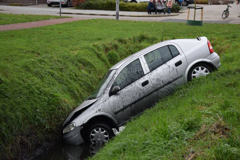 Automobilist belandt in sloot