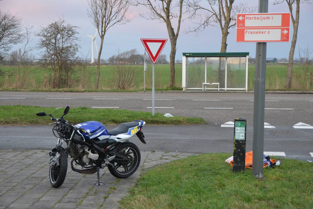 Twee personen gewond bij botsing met auto