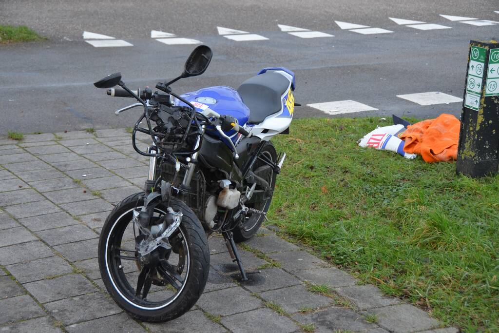 Twee personen gewond bij botsing met auto
