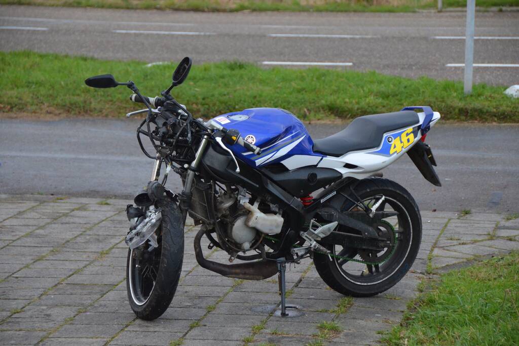 Twee personen gewond bij botsing met auto