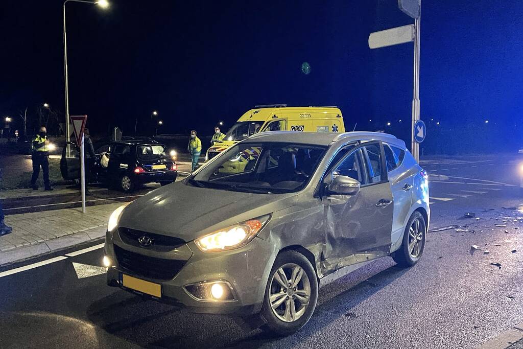 Veel schade bij ongeval tussen twee auto's