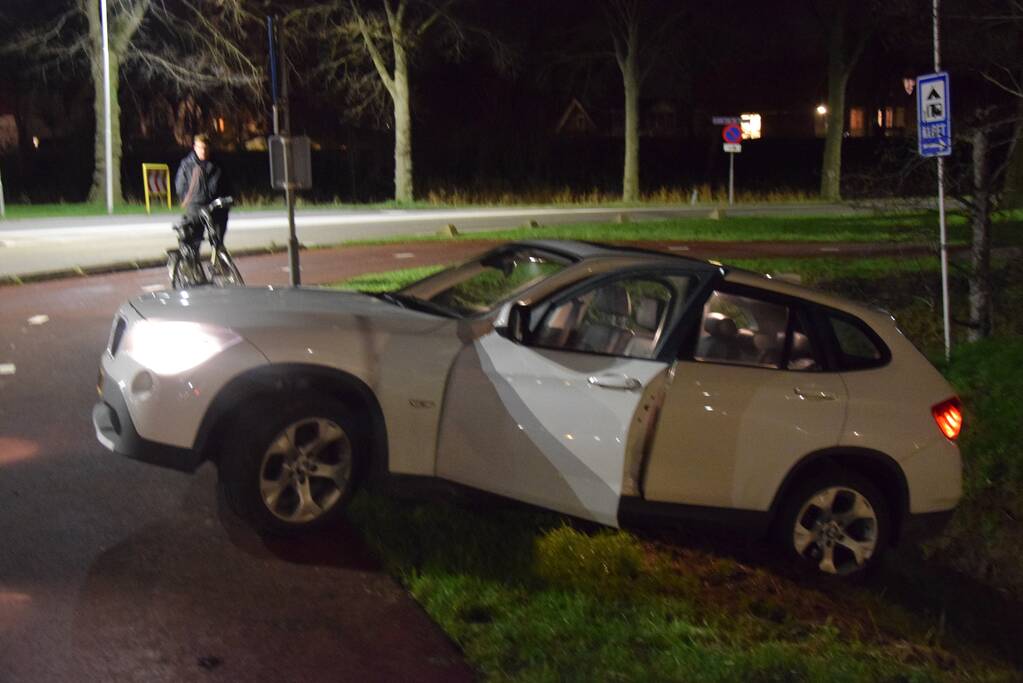 Auto belandt bijna in sloot