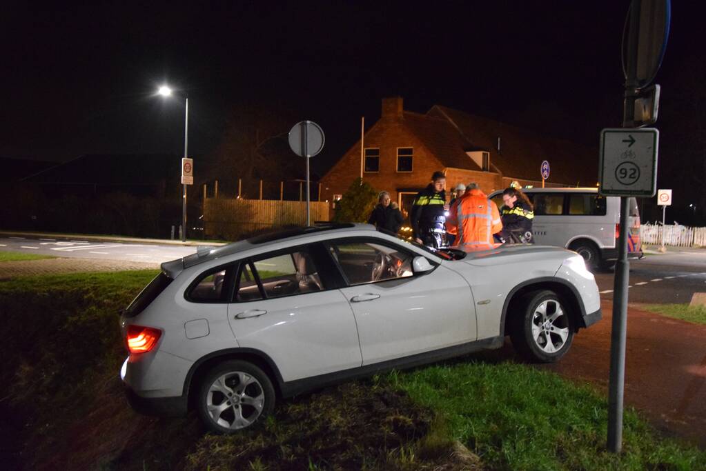 Auto belandt bijna in sloot