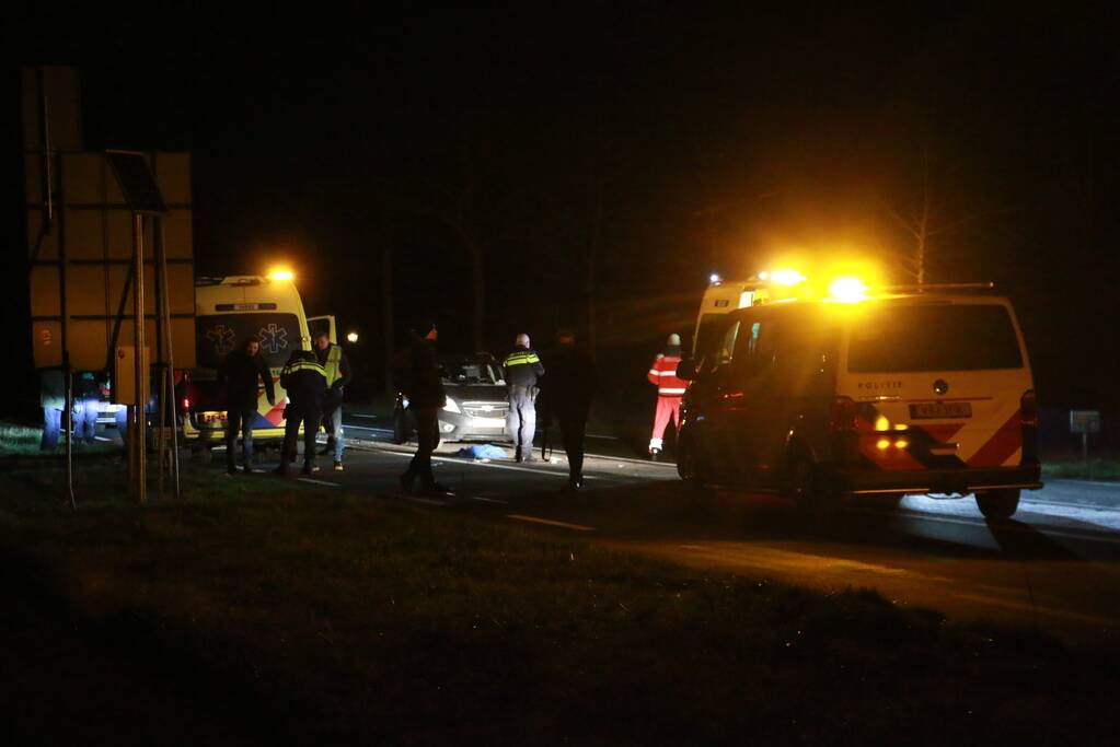 Persoon zwaargewond bij botsing met auto
