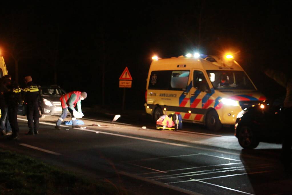 Persoon zwaargewond bij botsing met auto