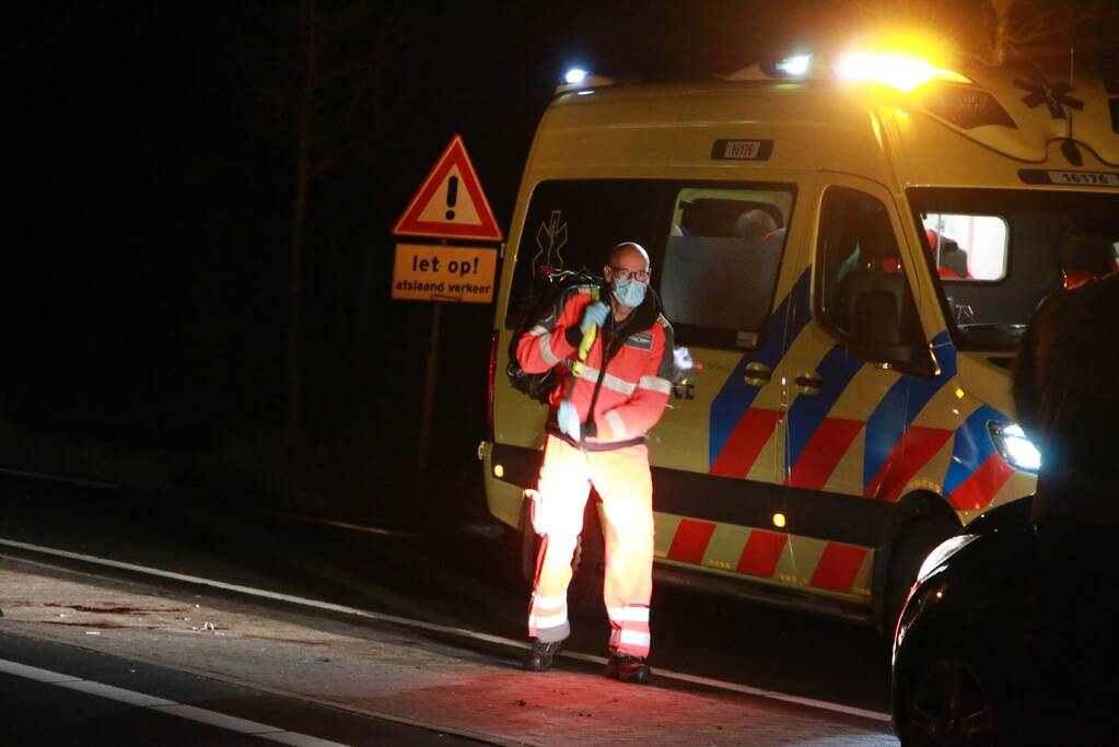 Persoon zwaargewond bij botsing met auto