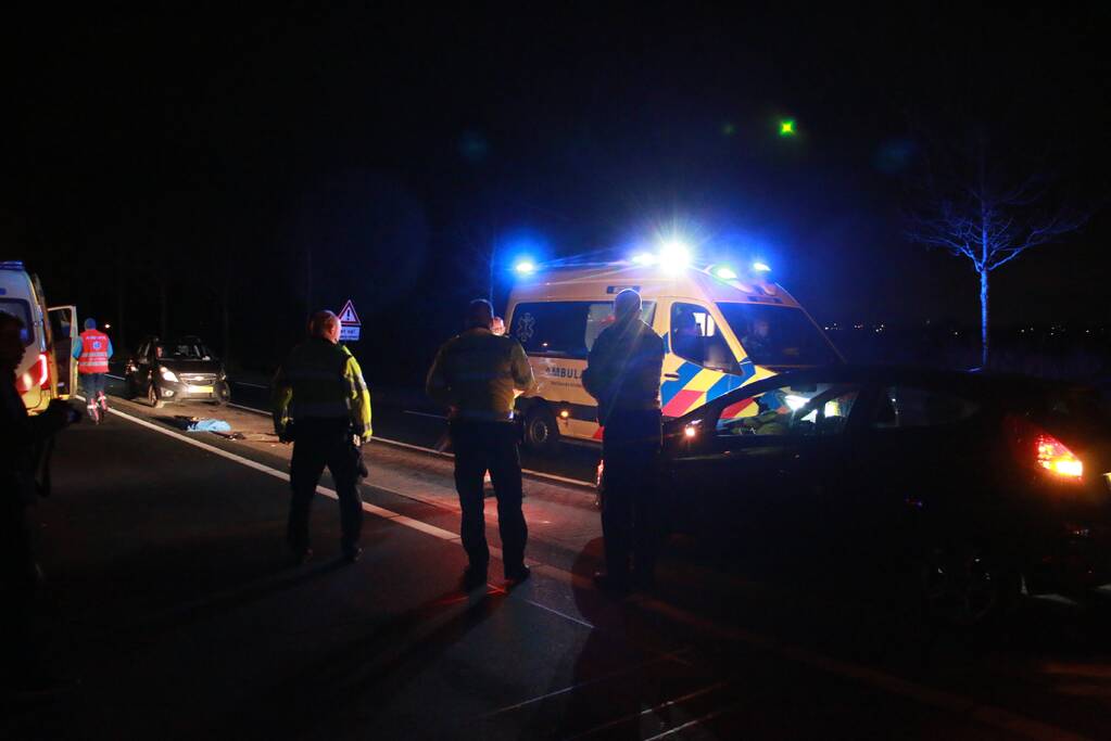 Persoon zwaargewond bij botsing met auto