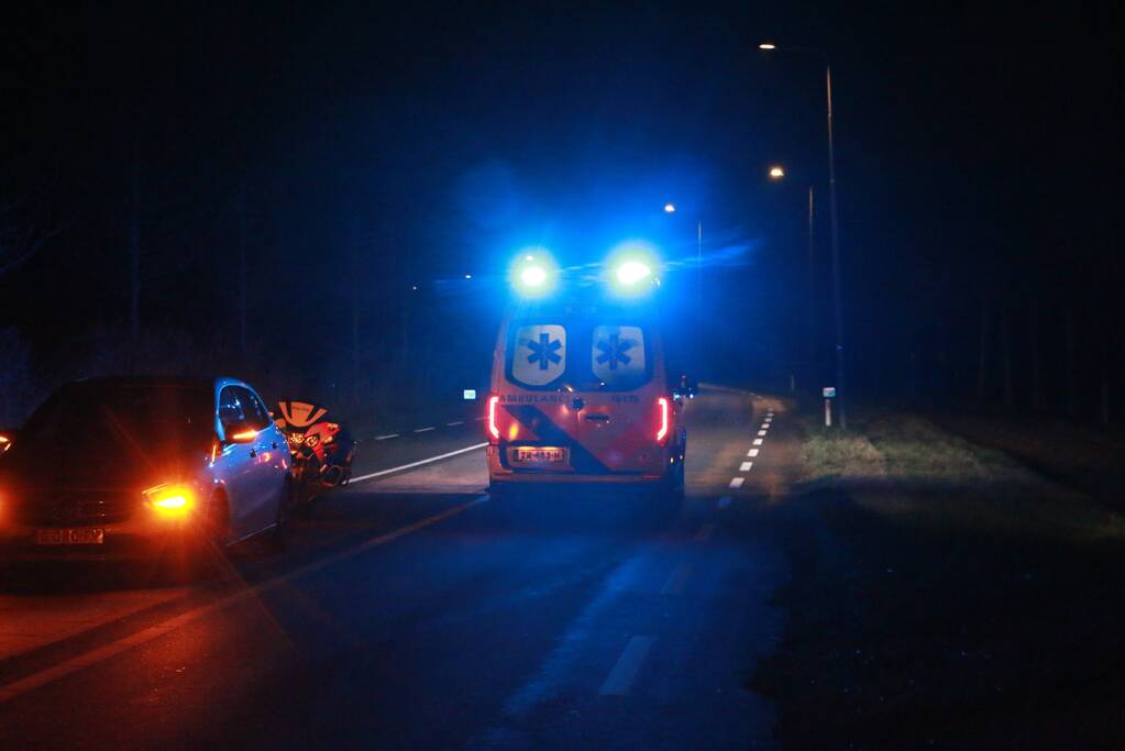 Persoon zwaargewond bij botsing met auto