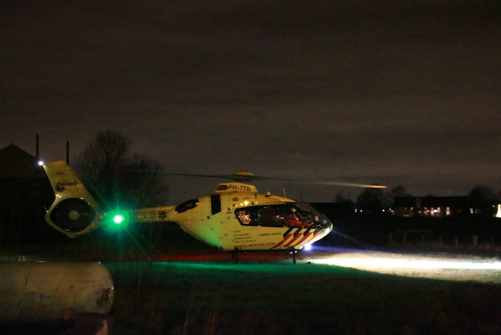 Persoon zwaargewond bij botsing met auto