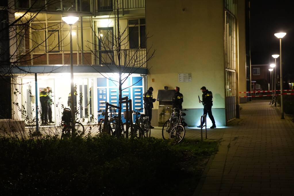 Arrestatieteam valt flatwoning binnen