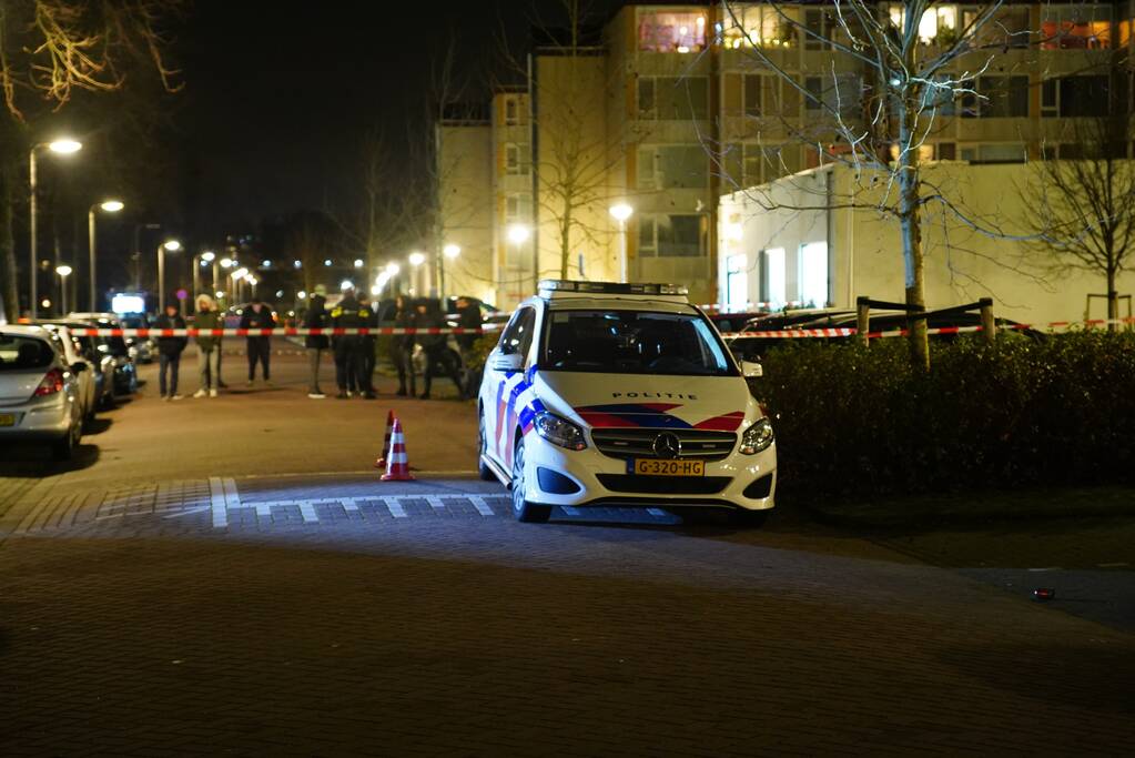 Arrestatieteam valt flatwoning binnen