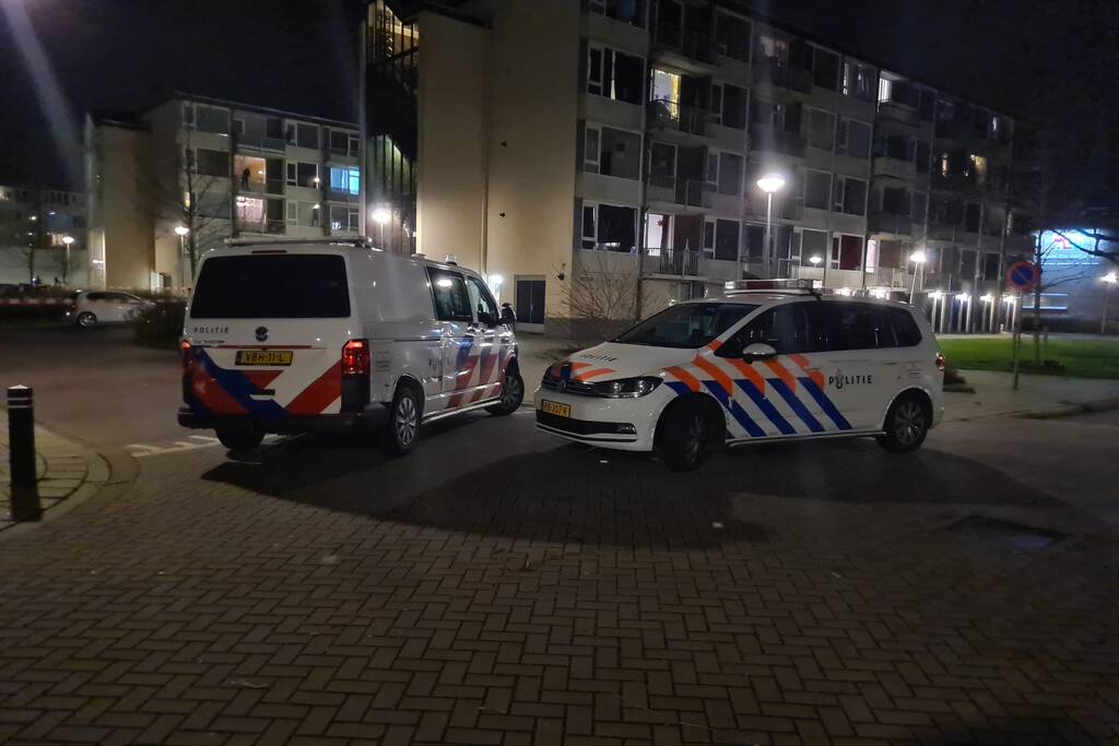 Arrestatieteam valt flatwoning binnen