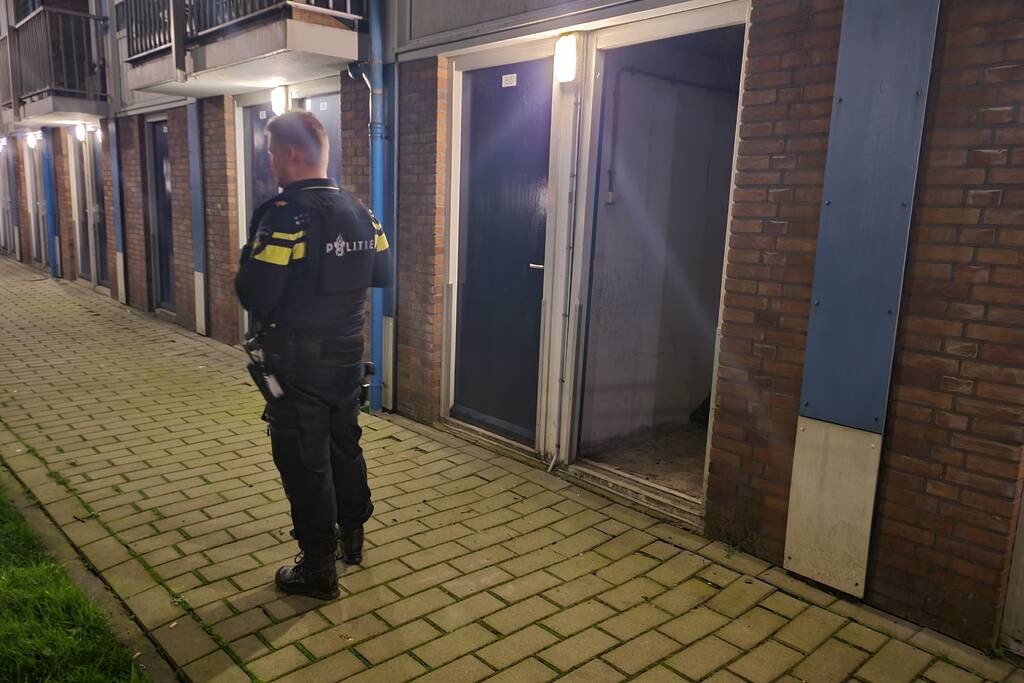 Arrestatieteam valt flatwoning binnen