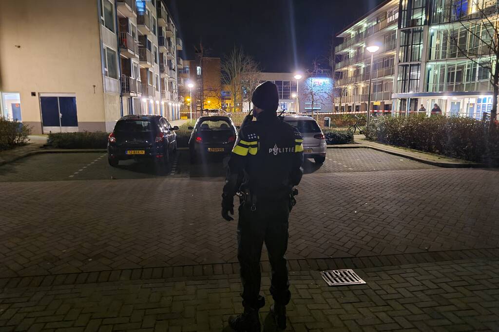 Arrestatieteam valt flatwoning binnen