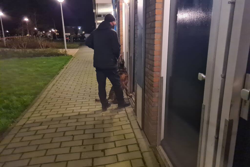 Arrestatieteam valt flatwoning binnen