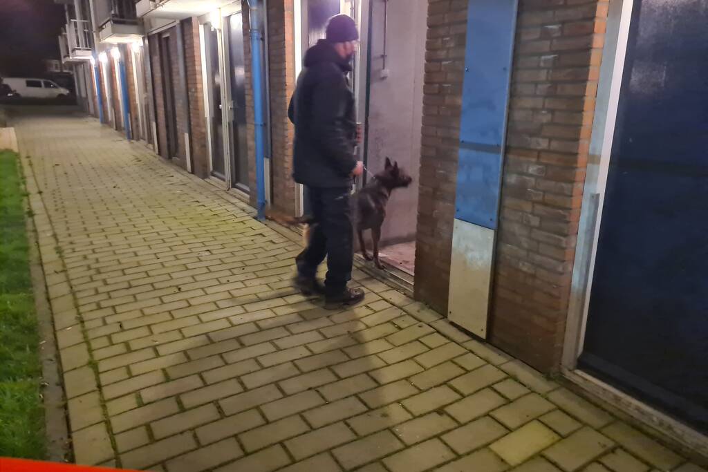 Arrestatieteam valt flatwoning binnen