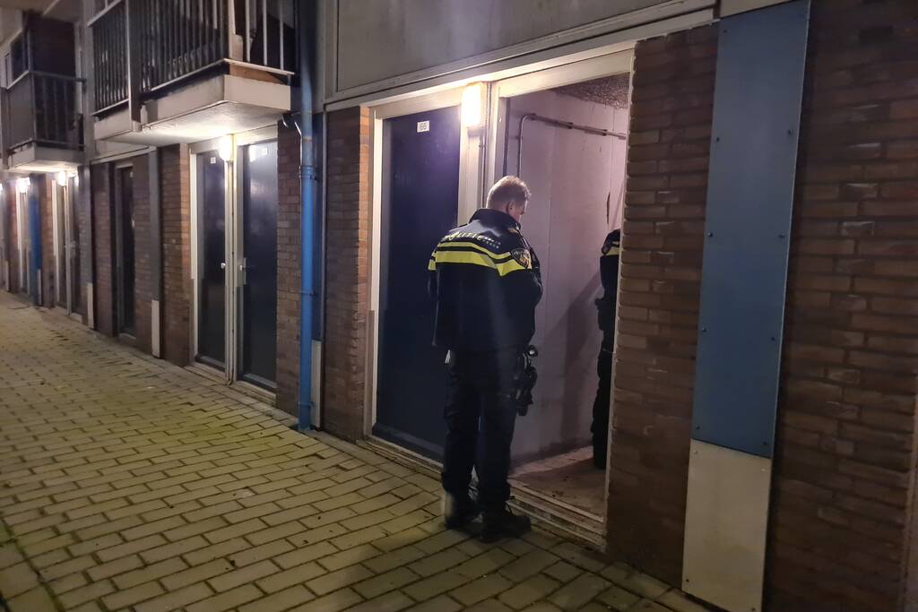 Arrestatieteam valt flatwoning binnen