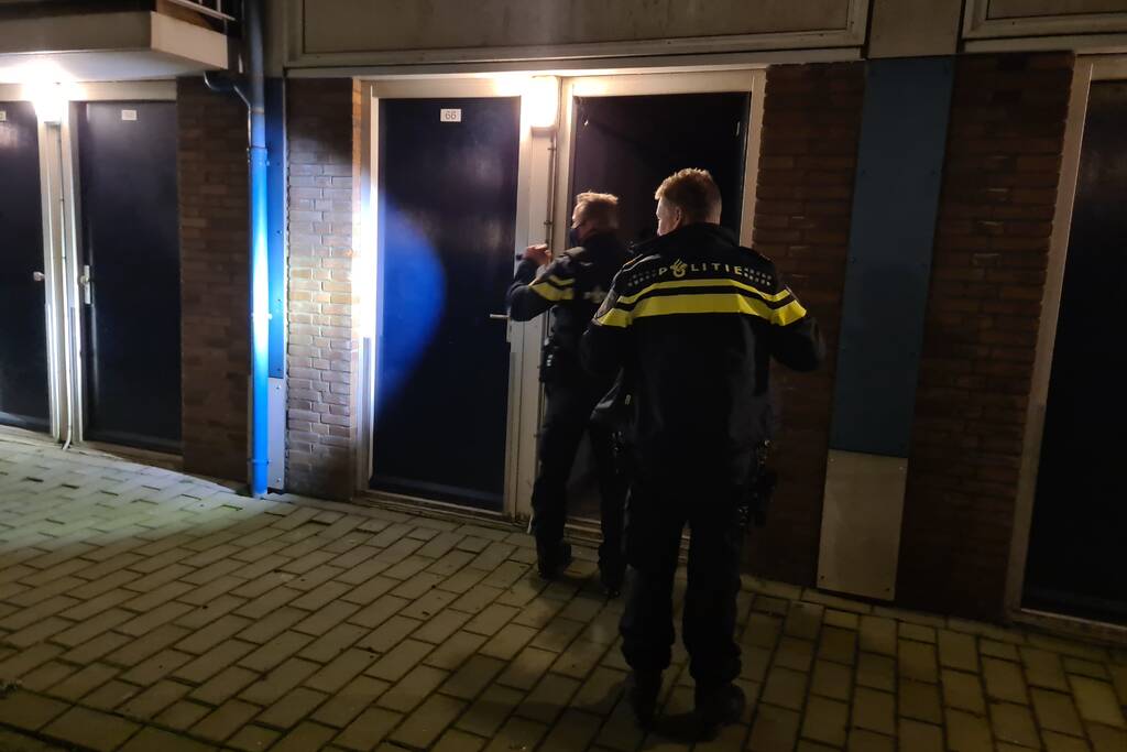 Arrestatieteam valt flatwoning binnen