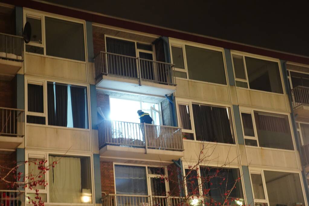 Arrestatieteam valt flatwoning binnen