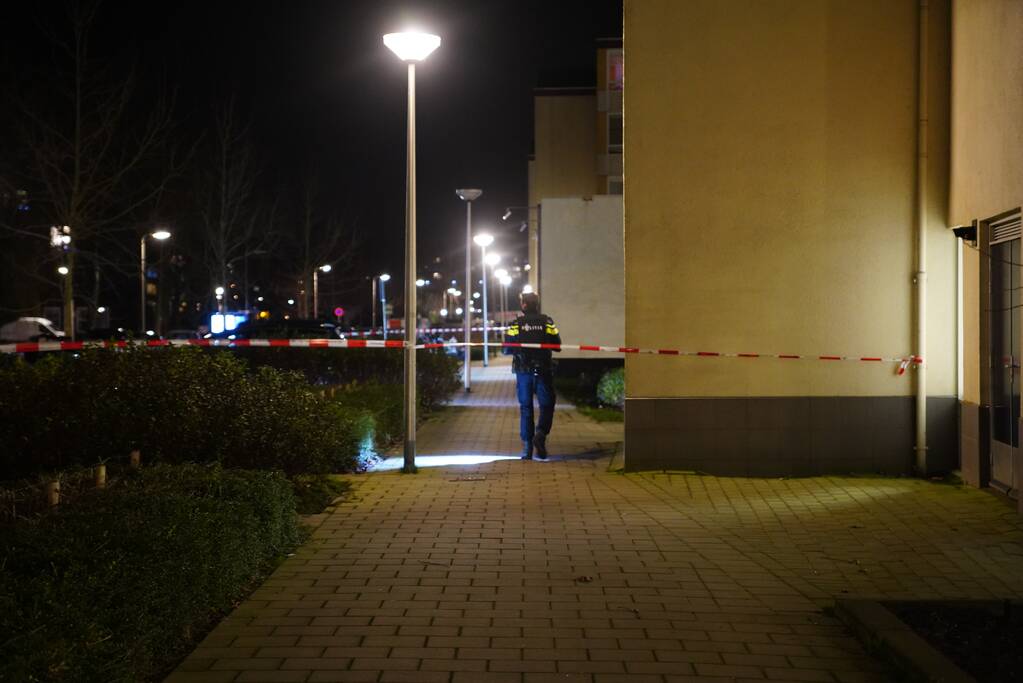 Arrestatieteam valt flatwoning binnen