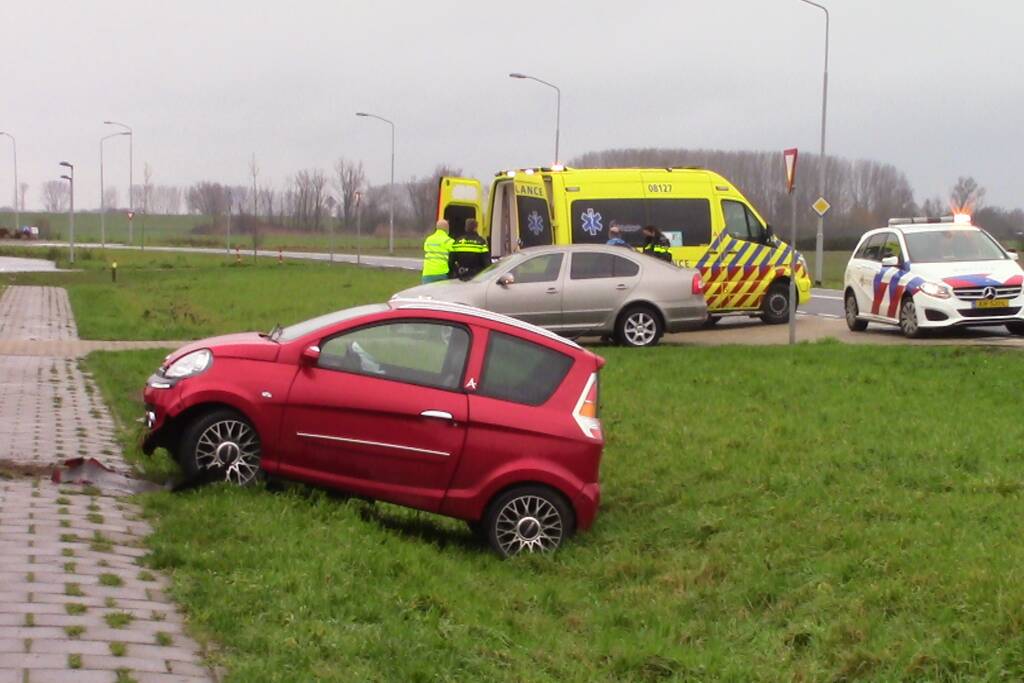 Brommobiel raakt van de weg en eindigt in greppel