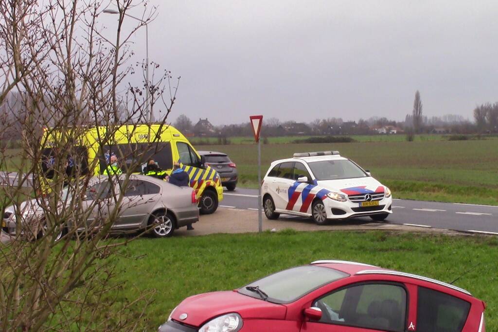 Brommobiel raakt van de weg en eindigt in greppel