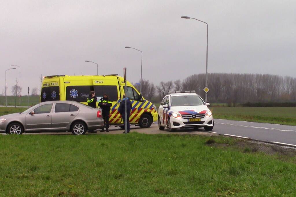 Brommobiel raakt van de weg en eindigt in greppel