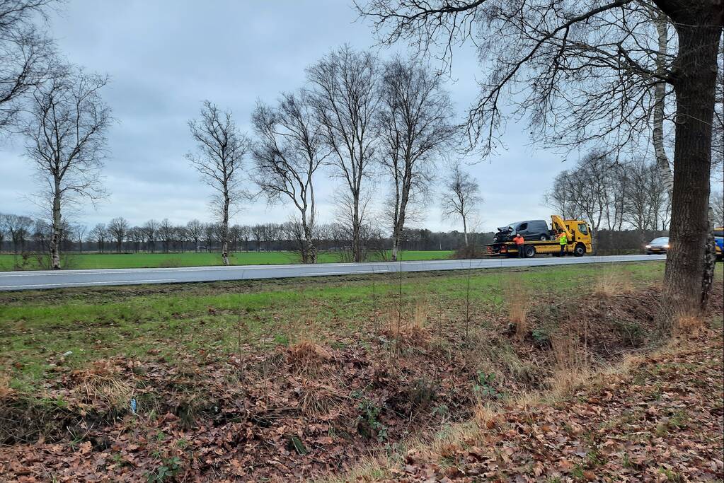 Bestelbus eindigt tegen boom