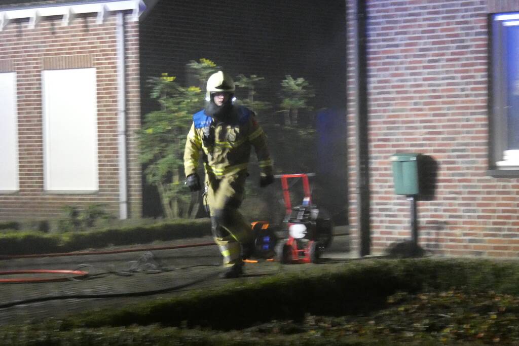 Veel rook bij brand in woning