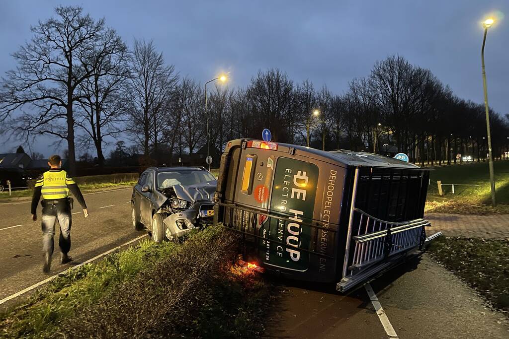 Bestelbus op zijn kant bij aanrijding