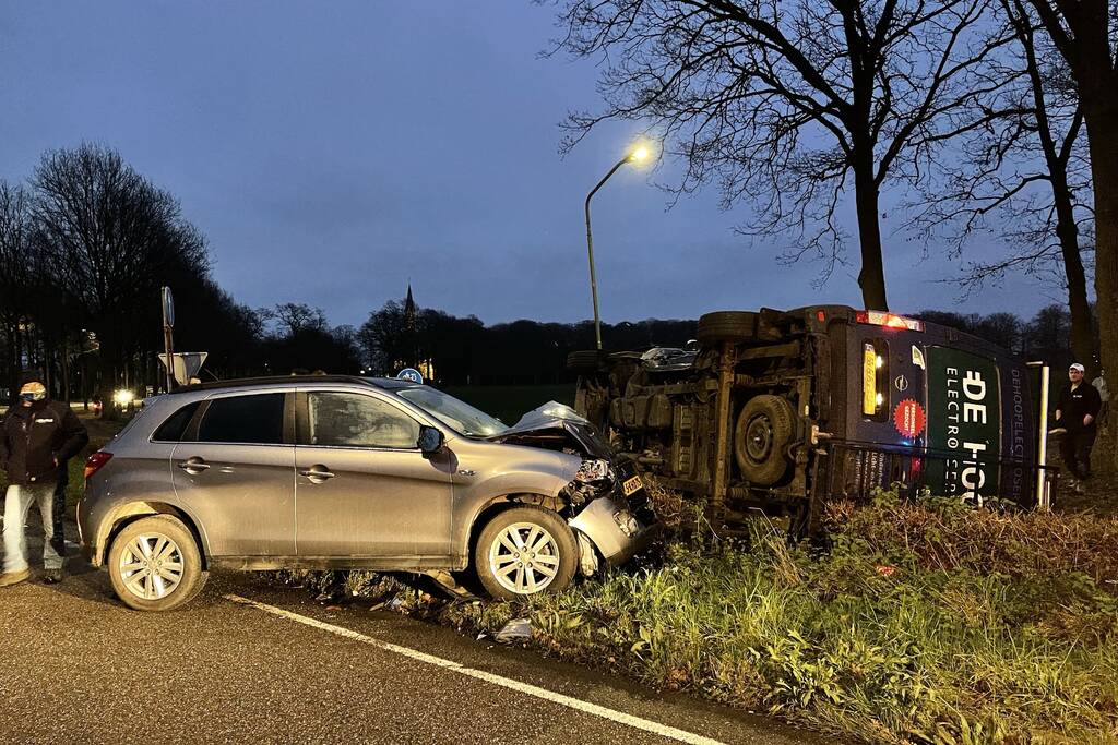 Bestelbus op zijn kant bij aanrijding