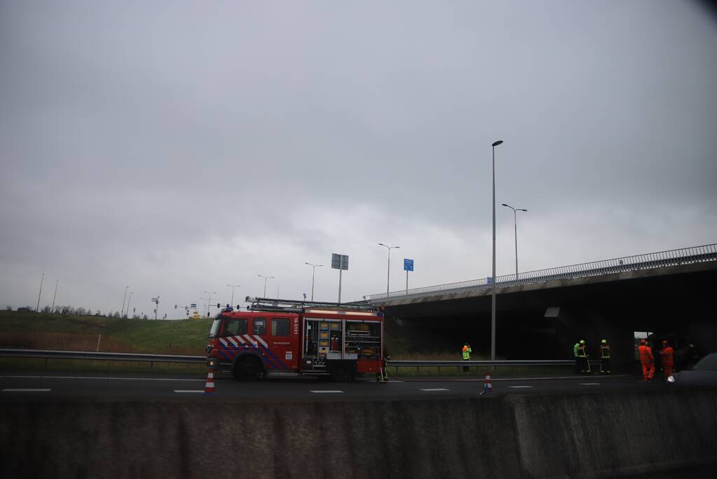 Brand in vrachtwagencabine onder viaduct