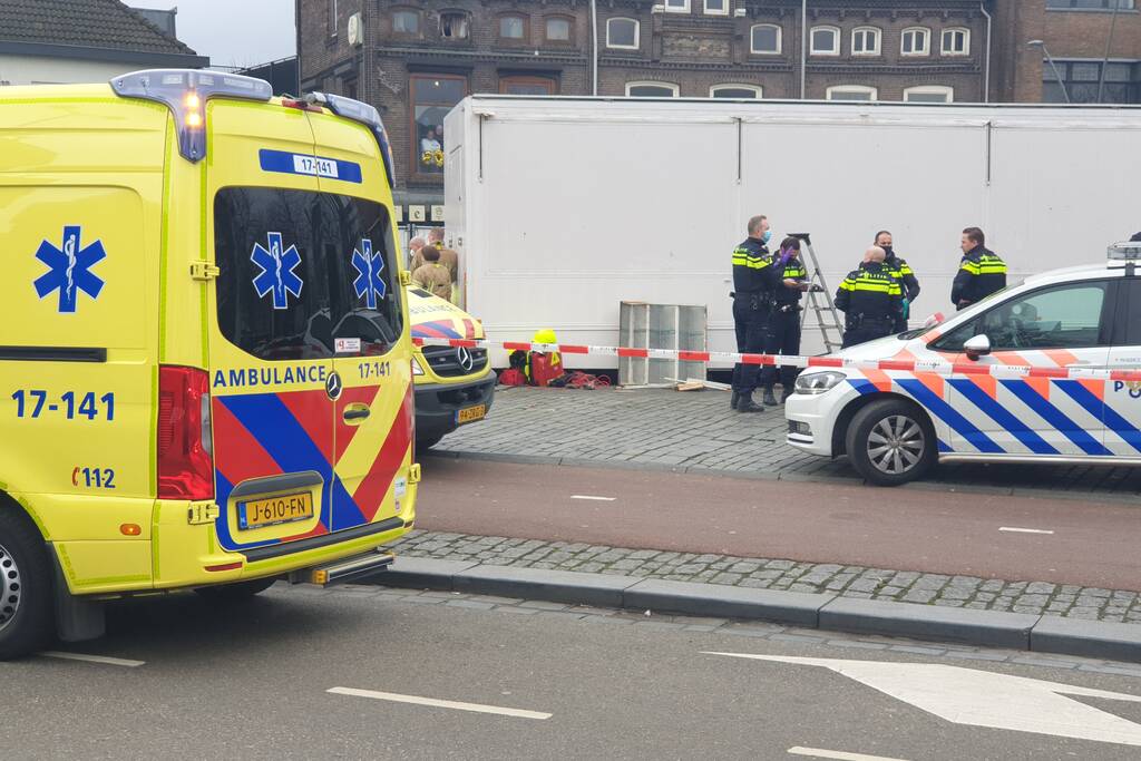 Persoon onder oliebollenkraam overleden