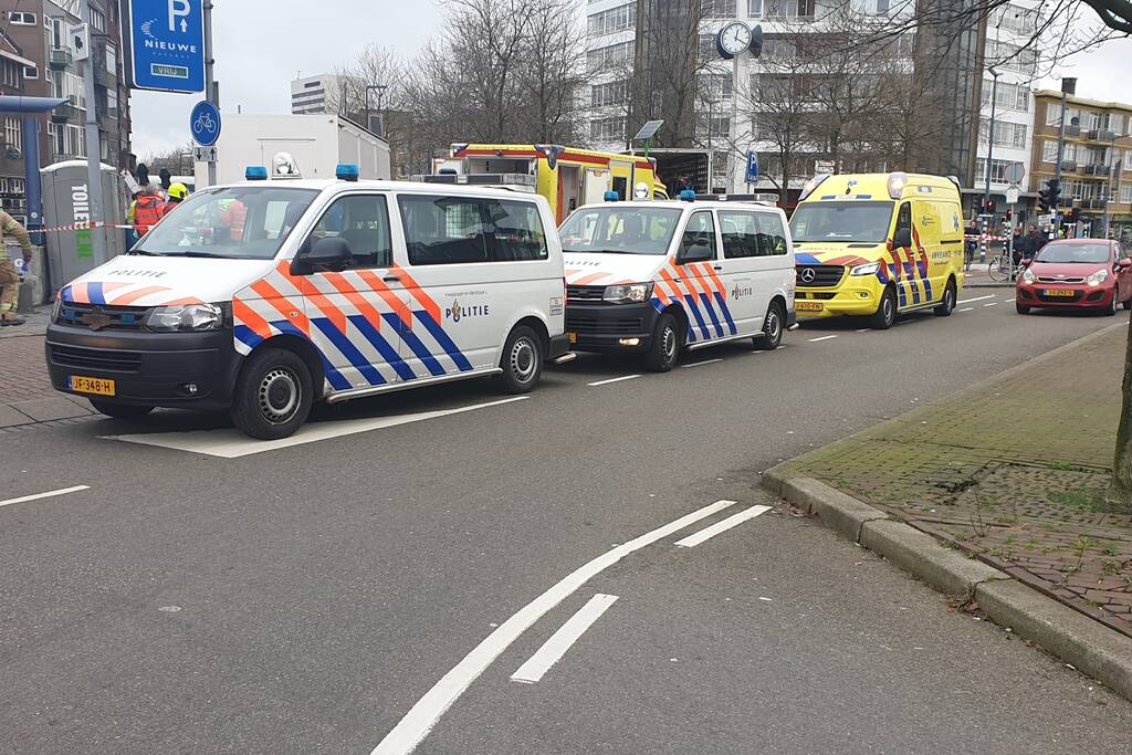 Persoon onder oliebollenkraam overleden