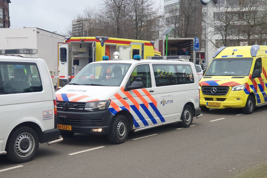 Persoon onder oliebollenkraam overleden