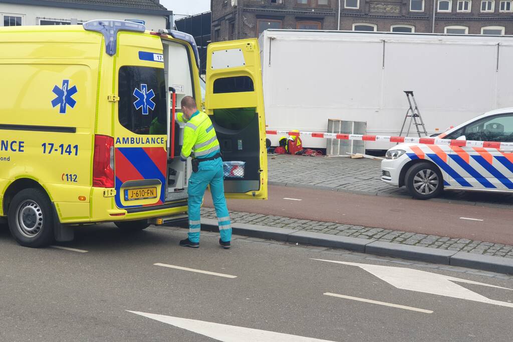 Persoon onder oliebollenkraam overleden