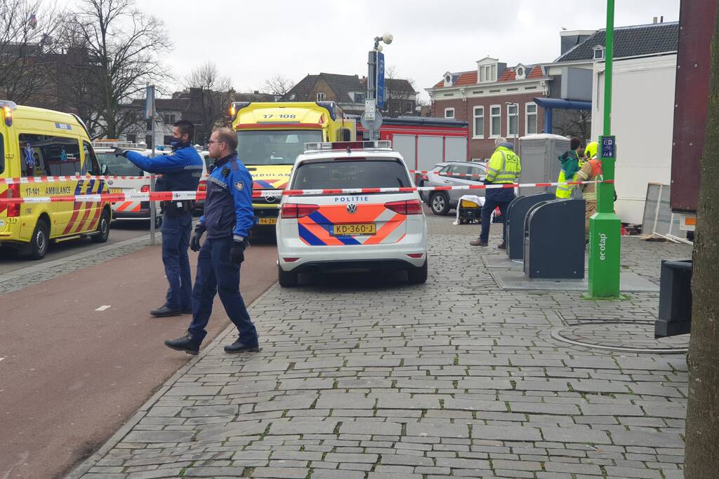 Persoon onder oliebollenkraam overleden