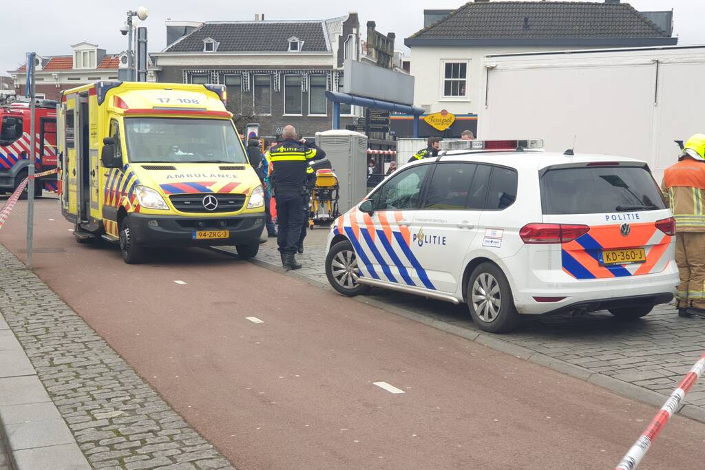 Persoon onder oliebollenkraam overleden