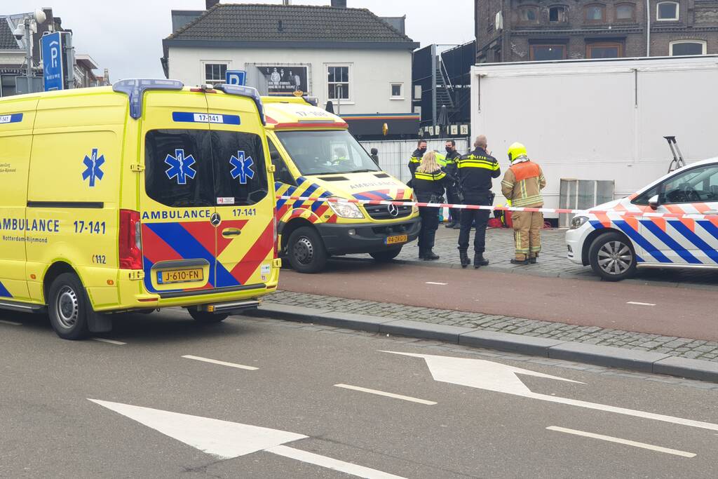 Persoon onder oliebollenkraam overleden