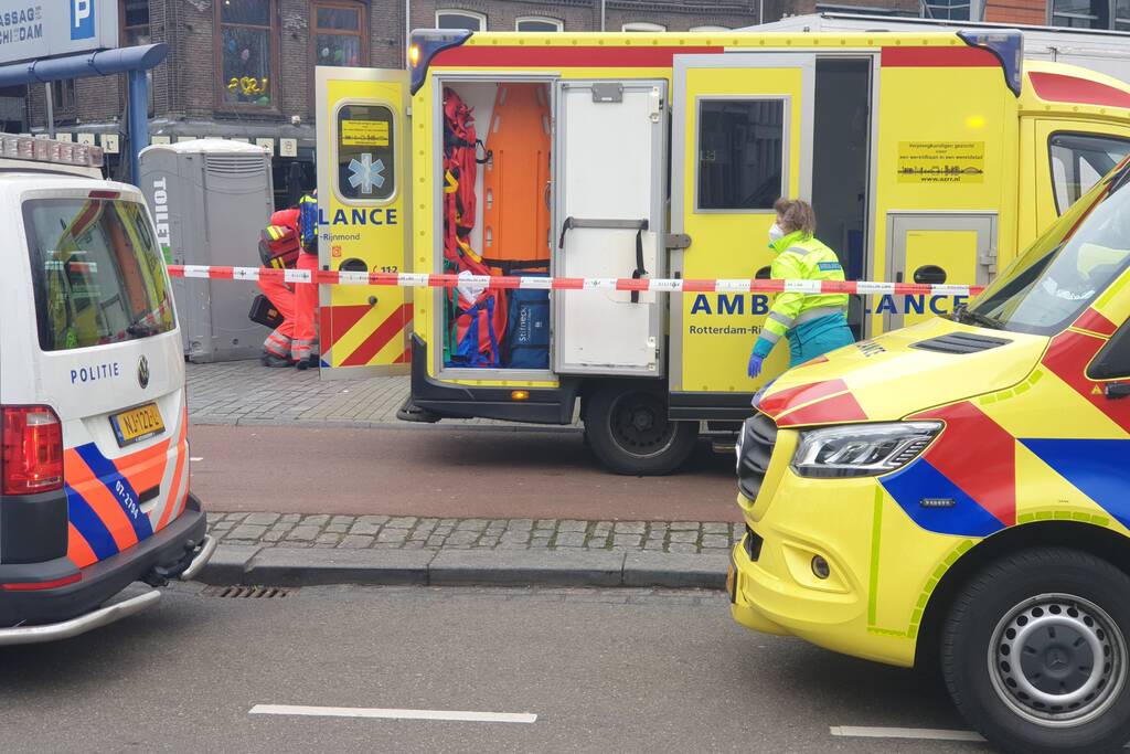 Persoon onder oliebollenkraam overleden