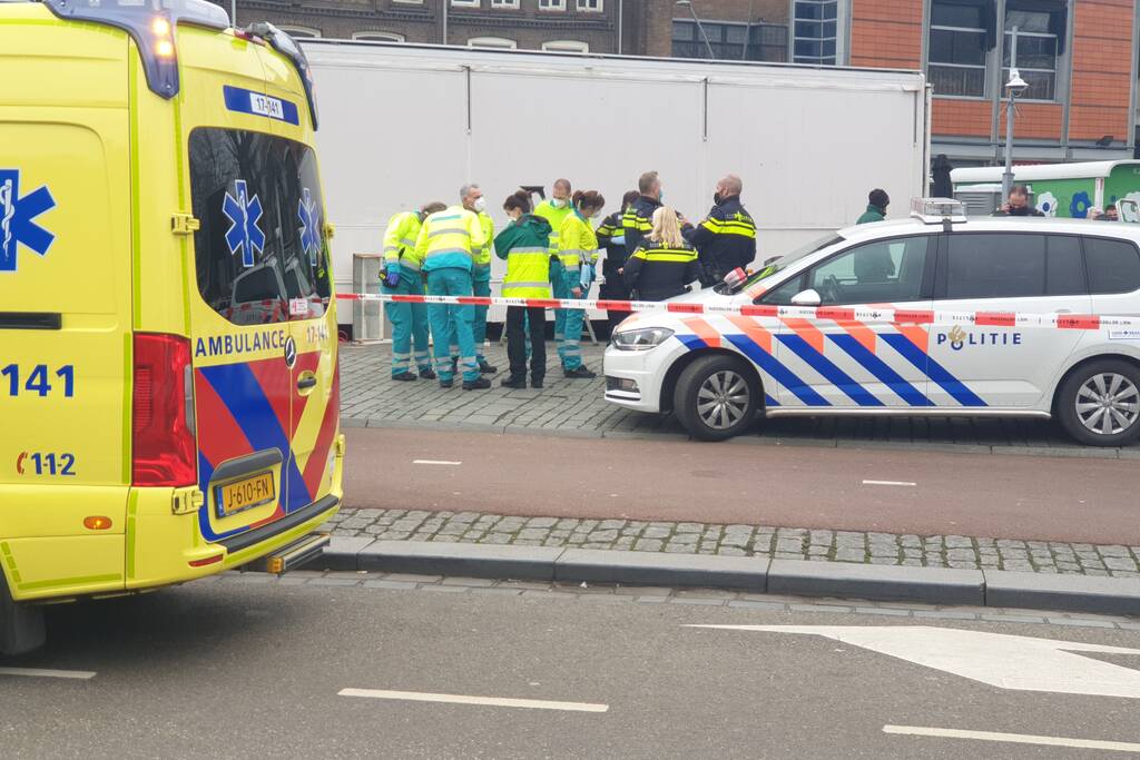Persoon onder oliebollenkraam overleden