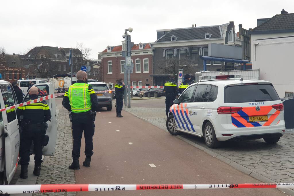 Persoon onder oliebollenkraam overleden