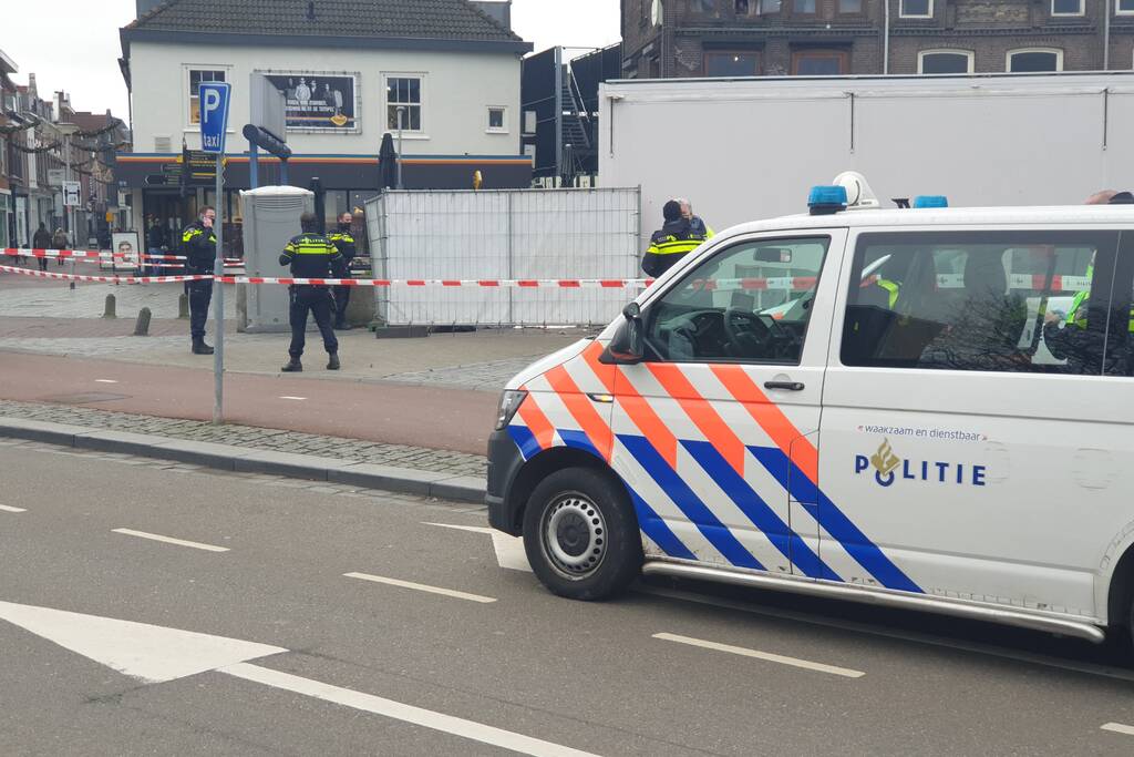 Persoon onder oliebollenkraam overleden